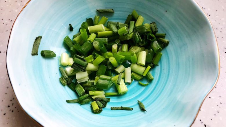 冬笋菌菇排骨老鸭煲(高压锅版),小葱洗净之后切圈