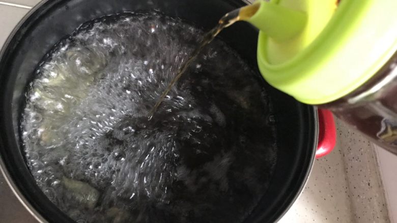 冬笋菌菇排骨老鸭煲(高压锅版),加适量料酒