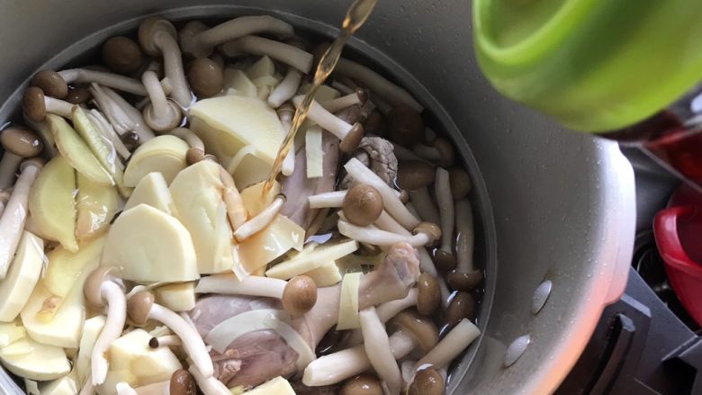 冬笋菌菇排骨老鸭煲(高压锅版),加少许料酒