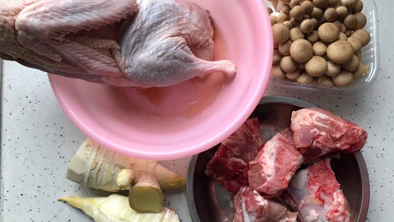 冬笋菌菇排骨老鸭煲(高压锅版),首先我们准备好所有食材