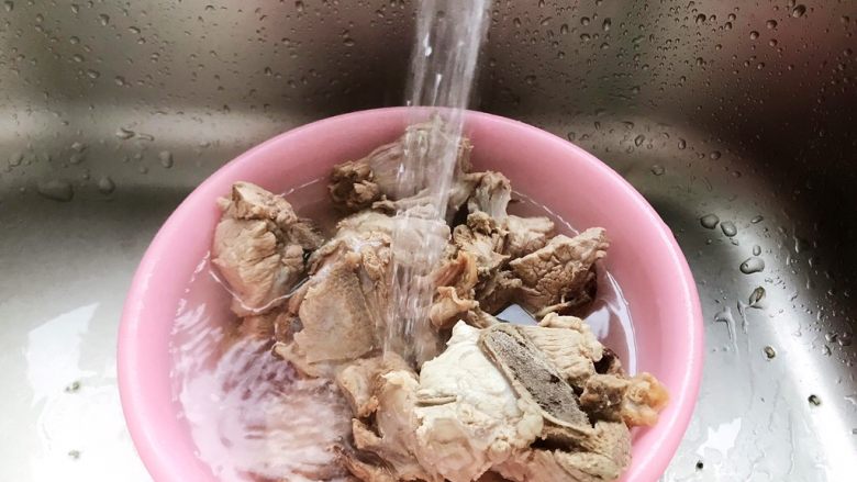 冬笋菌菇排骨老鸭煲(高压锅版),捞出煮好的老鸭和排骨,用流动水冲洗干净表面的浮沫