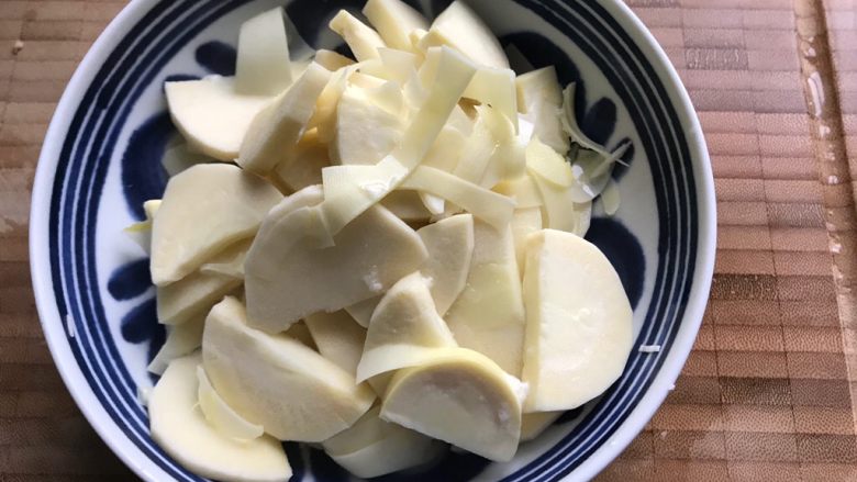 冬笋菌菇排骨老鸭煲(高压锅版),捞出煮好的冬笋,控干水分