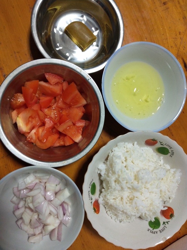 咖喱西红柿烩饭,所有材料准备齐，<a style='color:red;display:inline-block;' href='/shicai/ 507'>米饭</a>是蒸熟的，<a style='color:red;display:inline-block;' href='/shicai/ 29'>洋葱</a>和<a style='color:red;display:inline-block;' href='/shicai/ 3551'>西红柿</a>切丁。