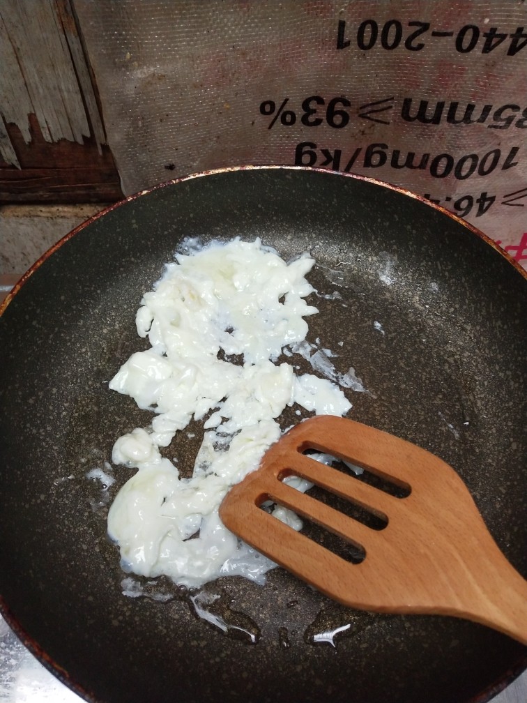 咖喱西红柿烩饭,锅里放一点点油，先下<a style='color:red;display:inline-block;' href='/shicai/ 17'>蛋清</a>，好了盛出