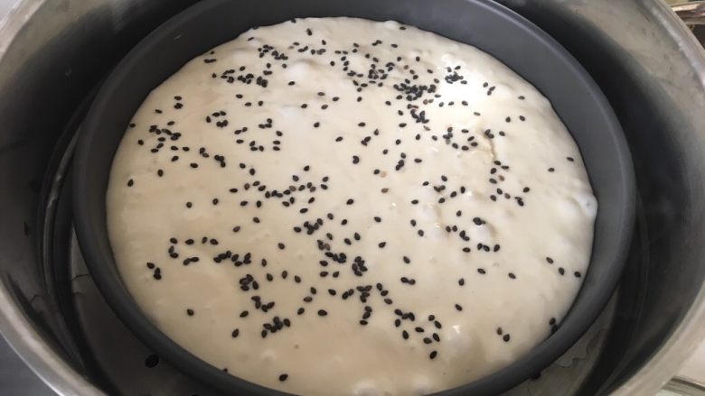 发糕,隔水蒸半小时,焖二分钟。