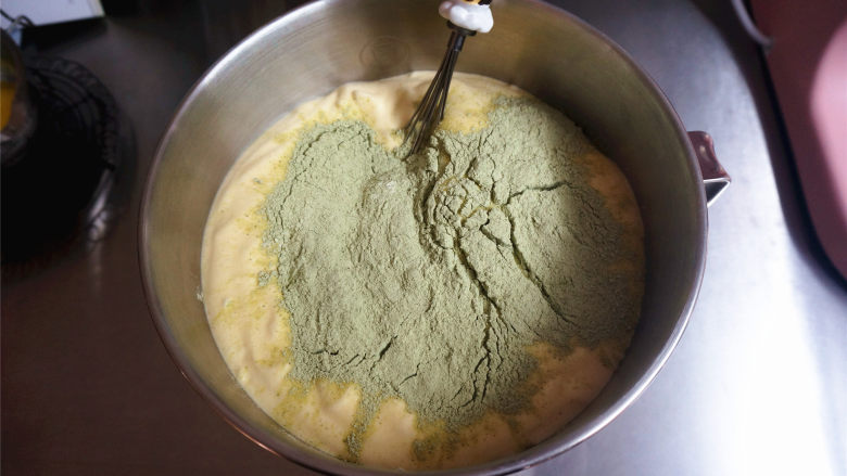 丸久小山园名物蛋糕卷--抹茶,7克抹茶粉,73克低筋粉,17克玉米淀粉混合后筛入步骤3中,翻拌均匀。