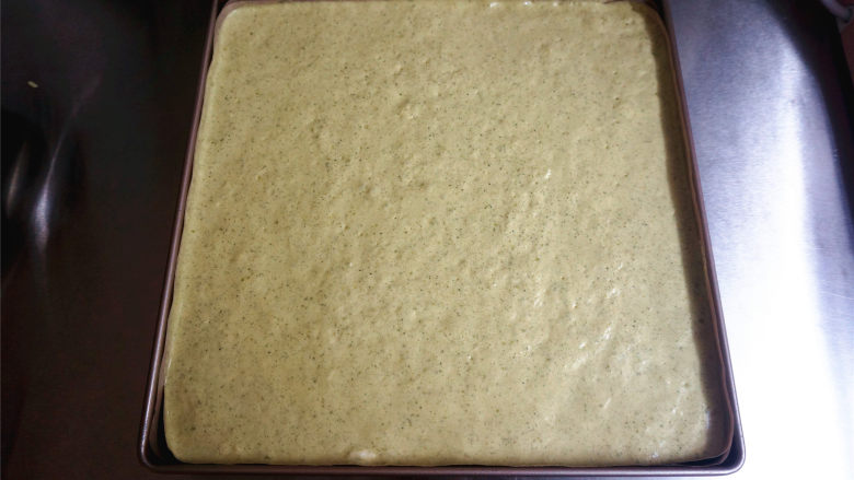 丸久小山园名物蛋糕卷--抹茶,烤盘垫上不粘油布,将蛋糕糊倒入烤盘,震荡出大气泡。