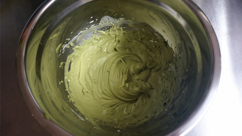 丸久小山园名物蛋糕卷--抹茶,5克抹茶粉,70毫升淡奶油,11克细砂糖混合打发至8分发。