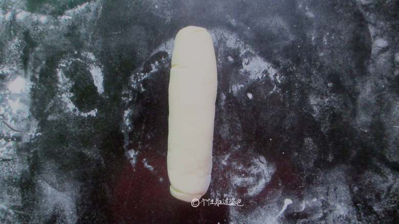 热狗面包,然后卷起,卷成橄榄状。