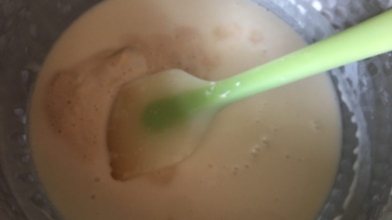 黄金糕,将酵母液倒入椰浆木薯糊,混合拌匀