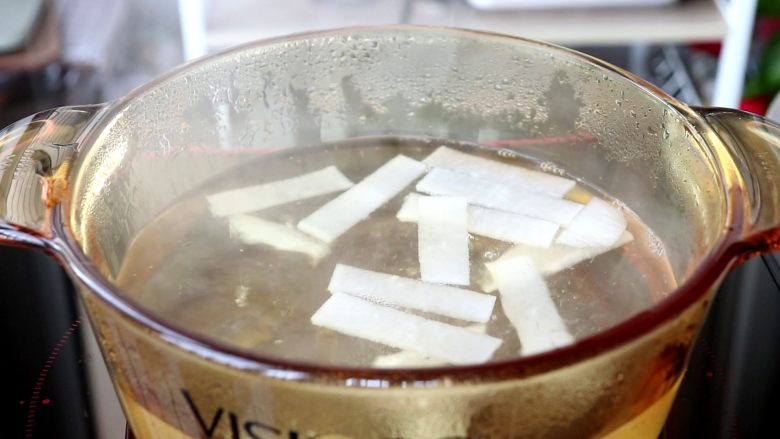 多彩小丸子,放入沸水煮2min,捞出沥干水分,以免影响丸子的成型
tips:白萝卜煮后可以很好的去辛辣