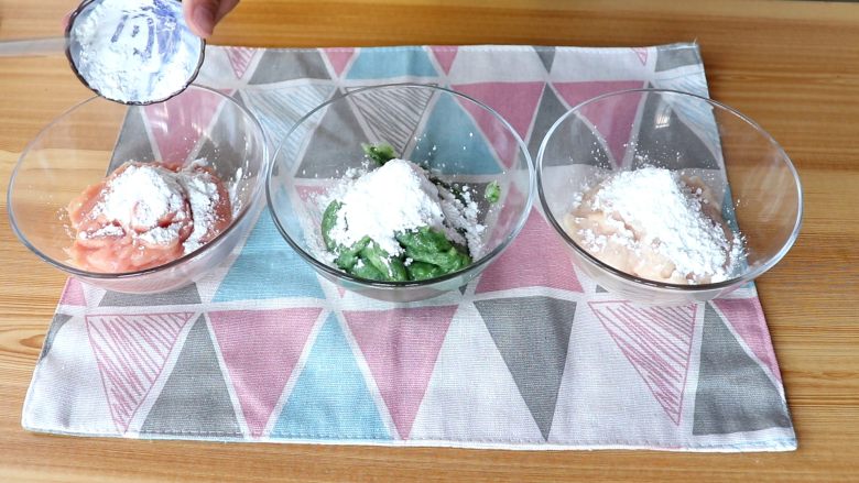 多彩小丸子,胡萝卜肉泥、白萝卜肉泥、菠菜肉泥中分别加5g、10g、10g玉米淀粉
另外提醒大家煮好的胡萝卜和白萝卜以及菠菜焯水后沥干水分哦!