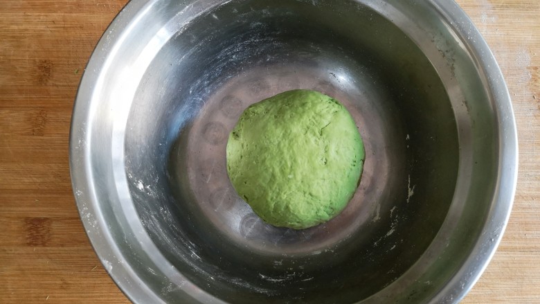 抹茶蜜豆华夫饼,揉起成面团(不用非得揉出什么手套膜,只要将面粉颗粒完全揉匀,揉起成团即可,盖保鲜膜发酵40-60分钟)。