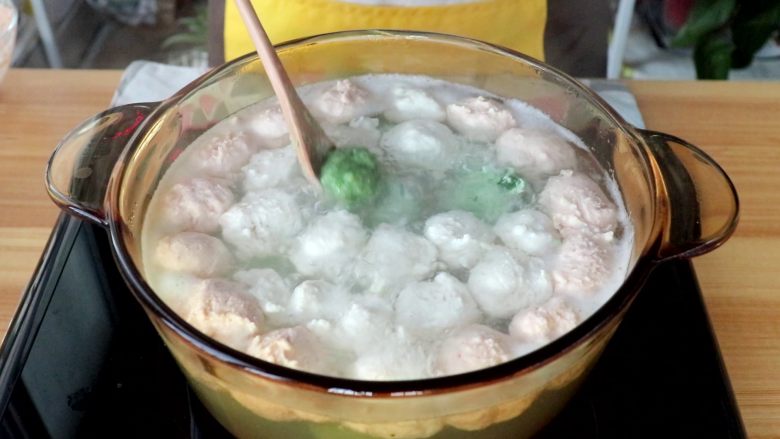 多彩小丸子,用小勺子舀一勺肉泥,放入沸水的锅中
tips:勺子舀肉泥时提前沾水,这样子防粘,不过弄出来的丸子不是太圆