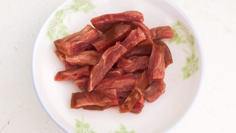 西蓝花炒黑椒牛柳,把牛排切成1㎝宽,3㎝长的小条