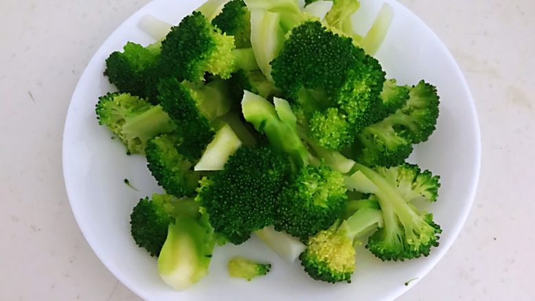 西蓝花炒黑椒牛柳,把焯好的捞出来,用冷水过凉,沥干水份