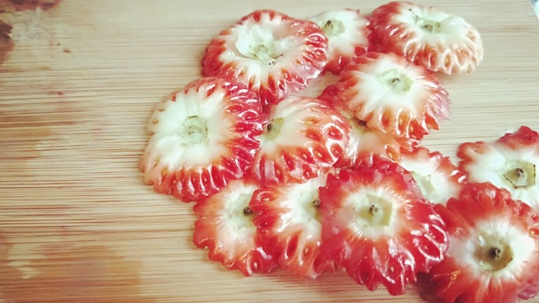 新文美食 玫瑰细沙草莓🍓大福,在切掉底部,别扔掉拿来点缀摆盘不错。
