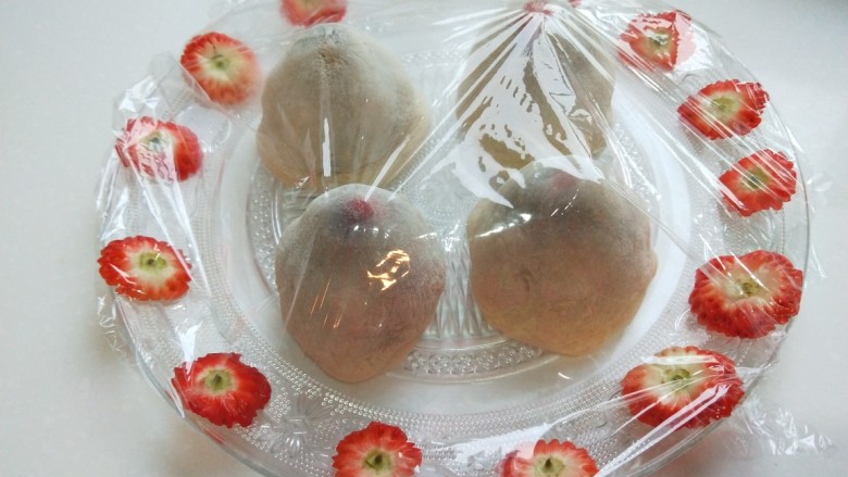 新文美食 玫瑰细沙草莓🍓大福,包好的不要马上吃,封上保鲜膜放在冰箱2个小时左右在拿出来吃。
