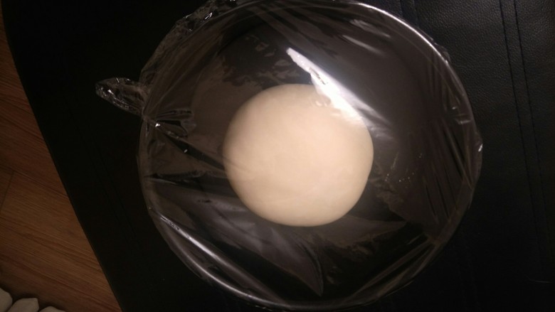 香软手撕椰蓉土司🍞,把面团收口滚圆放入碗里,室温发酵一个小时。