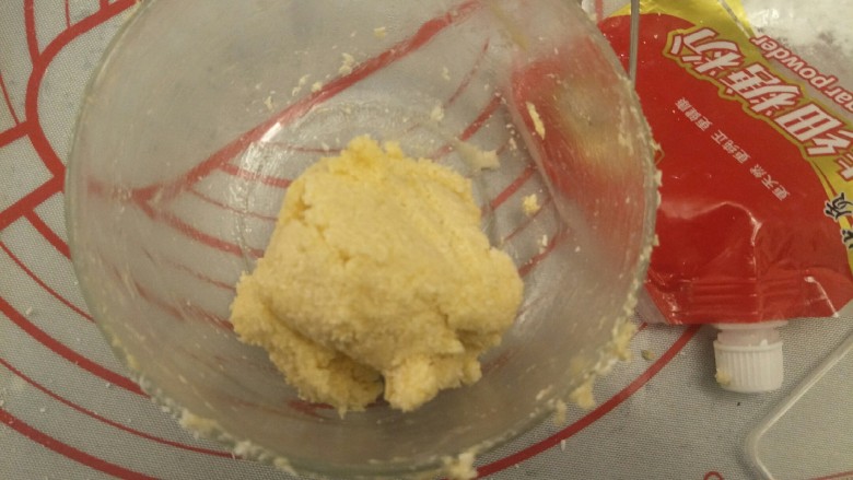 香软手撕椰蓉土司🍞,加入用厚是可以成团的,如果不能成团,黄油软化的太过了。放入冰箱冷藏一会儿,待用
。