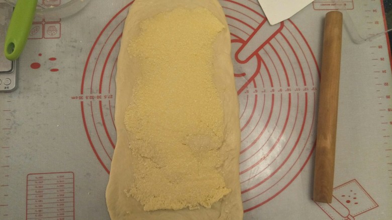 香软手撕椰蓉土司🍞,把刚刚的椰蓉馅用刮板抹均匀。以下预留两厘米,等会儿方便封口