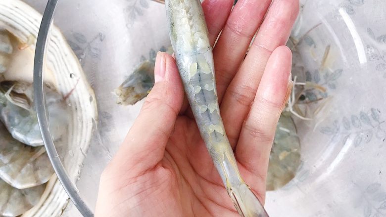 新年餐·茄汁大虾,食材处理:
将所有大虾的“脚”去掉