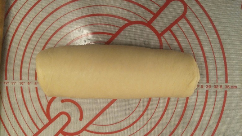 香软手撕椰蓉土司🍞,从上往下卷起,底下口封好。