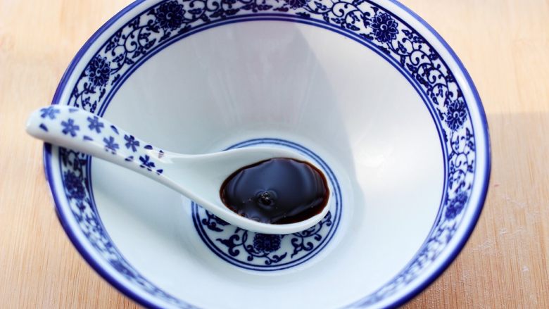 超爽的酸汤馄饨,现在准备酸汤的调料,先加入一勺生抽和<a style='color:red;display:inline-block;' href='/shicai/ 793'>米醋</a>,老醋。