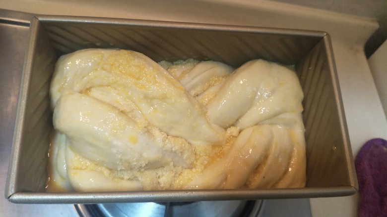 香软手撕椰蓉土司🍞,刷上鸡蛋液如果喜欢,还可以刷上杏仁片。