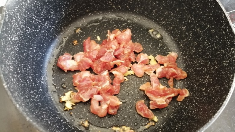 玉米碗蒸,肉丁用油、盐、酱油、油和生粉调好味,锅里倒油烧热后放入姜末,放入肉丁炒至变色,倒入没过肉丁的水,盖上锅盖煮三分钟左右