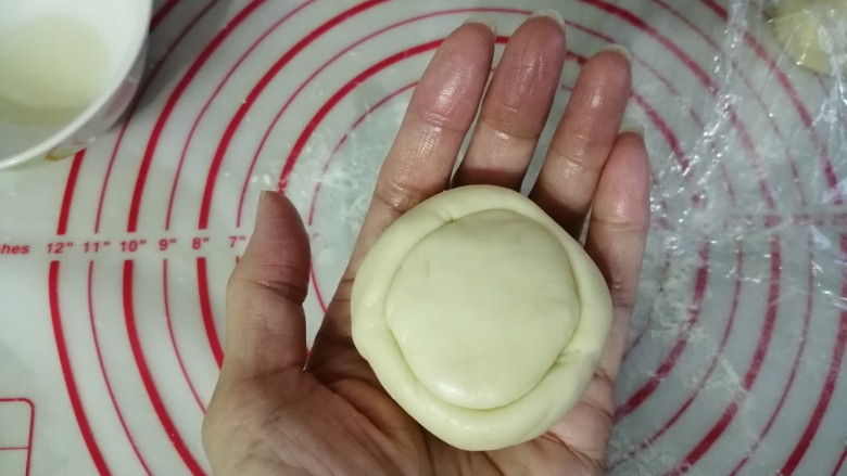 玉米碗蒸,塞入大面团里面,紧密贴合在一起