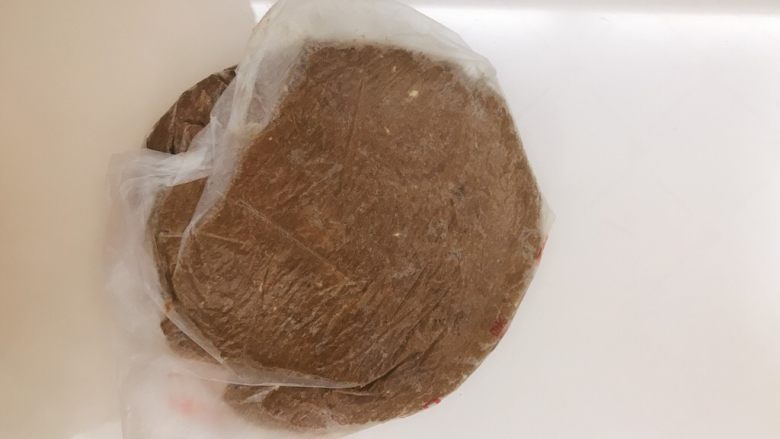 趣多多小饼,抓成团,用保鲜袋包上,放冰箱冷冻30分钟