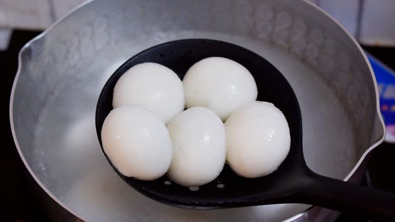 擂沙汤圆,小火慢煮至汤圆浮起,这样就说明汤圆熟透了,煮熟后捞出,记得要边煮边搅拌,免得粘锅或者粘在一起