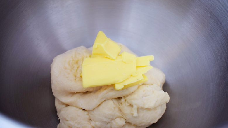 面包豆沙卷, 大约10分钟后加入黄油,继续启动3档快速揉面