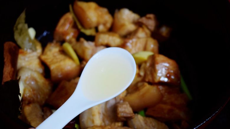 板栗红烧肉,加入<a style='color:red;display:inline-block;' href='/shicai/ 718'>料酒</a>