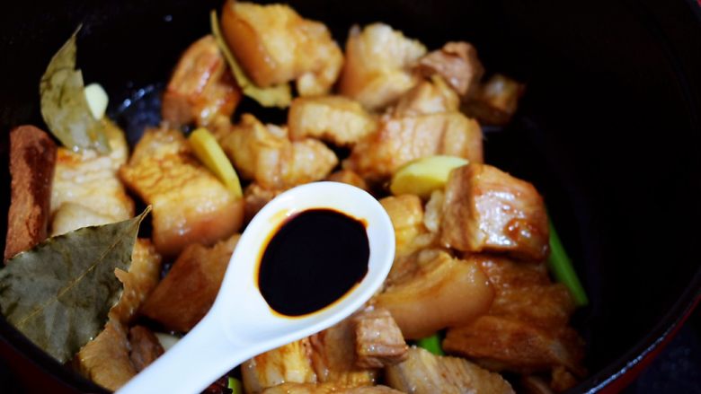 板栗红烧肉,加入<a style='color:red;display:inline-block;' href='/shicai/ 762'>老抽</a>,翻炒至上色
