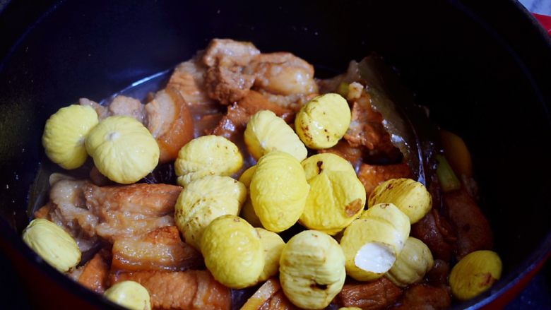 板栗红烧肉,加入板栗继续炖煮20分钟