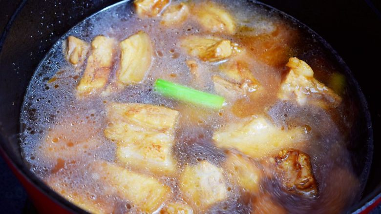 板栗红烧肉,加入适量的清水,没过食材即可
