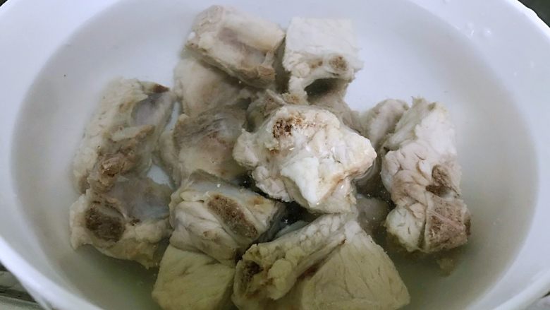 香橙炖排骨,用筷子把排骨捞出来,如果排骨上沾有浮沫,用手能承受的热水清洗干净,可能是个人原因,容不得肉上有多余的杂质在上面,沥干水。