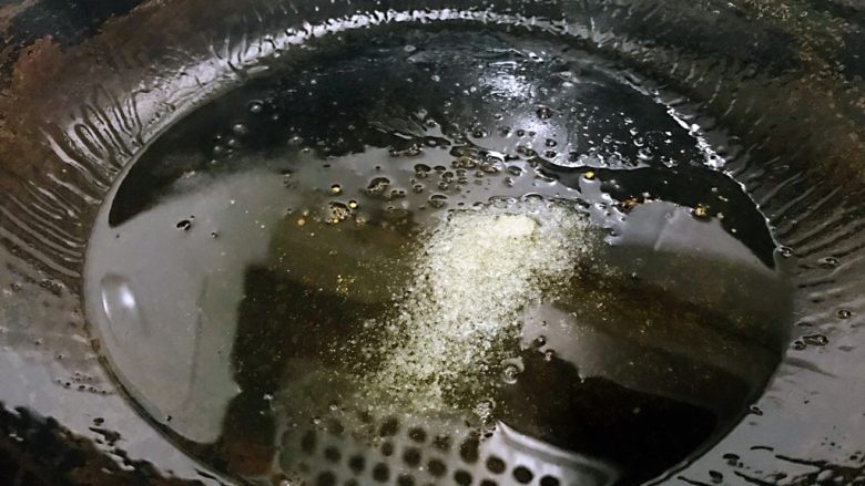 香橙炖排骨,热锅中倒入油,小火放白砂糖炒至冒泡,便于排骨上色。