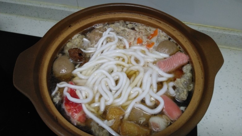 丸子土豆粉汤,土豆粉煮3分钟，倒入<a style='color:red;display:inline-block;' href='/shicai/ 788'>生抽</a>。