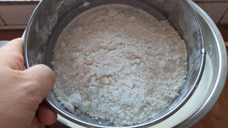 老式蛋糕纸杯版,过筛低粉用刮刀上下翻拌均匀,不要划圈避免消泡