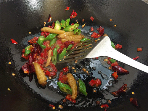 金汤肥牛,放入<a style='color:red;display:inline-block;' href='/shicai/ 3250'>葱</a>花。
翻炒至出红油。