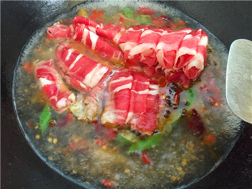 金汤肥牛,放入鸭血,煮3-5分钟。
最后放入<a style='color:red;display:inline-block;' href='/shicai/ 226'>肥牛</a>,