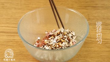 小笼包12m+,香菇切末,倒入肉馅中
依次加入盐、酱油、色拉油、香油,一个方向搅拌均匀