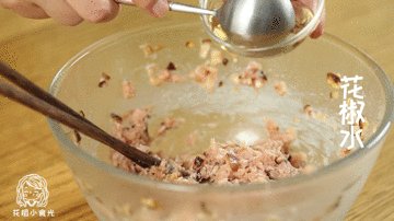 小笼包12m+,少量多次倒入花椒水、葱姜水,搅打上劲