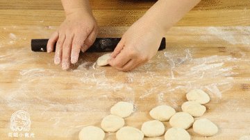 小笼包12m+,将小剂子擀成面皮