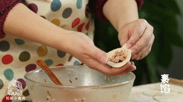 小笼包12m+,放入馅料,包成小包子