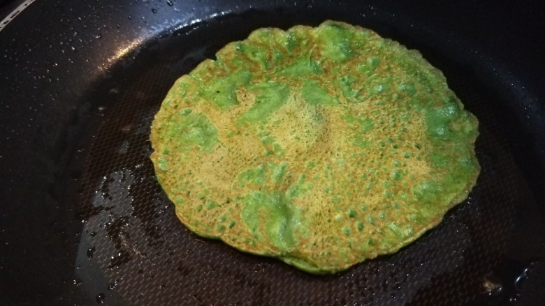 新文美食 菠菜鸡蛋饼,煎制定型翻面。