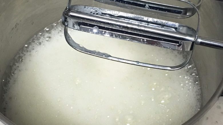 酸奶咖啡蛋糕,用打蛋器高速搅打30圈,蛋白出现鱼眼泡后加入15克细砂糖。